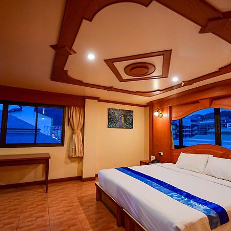 Complex Hotel Patong Esterno foto