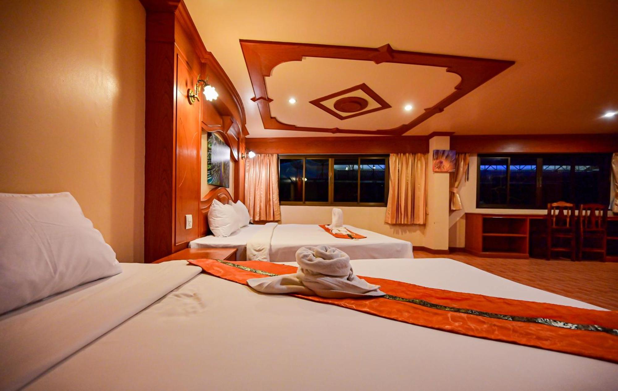 Complex Hotel Patong Esterno foto