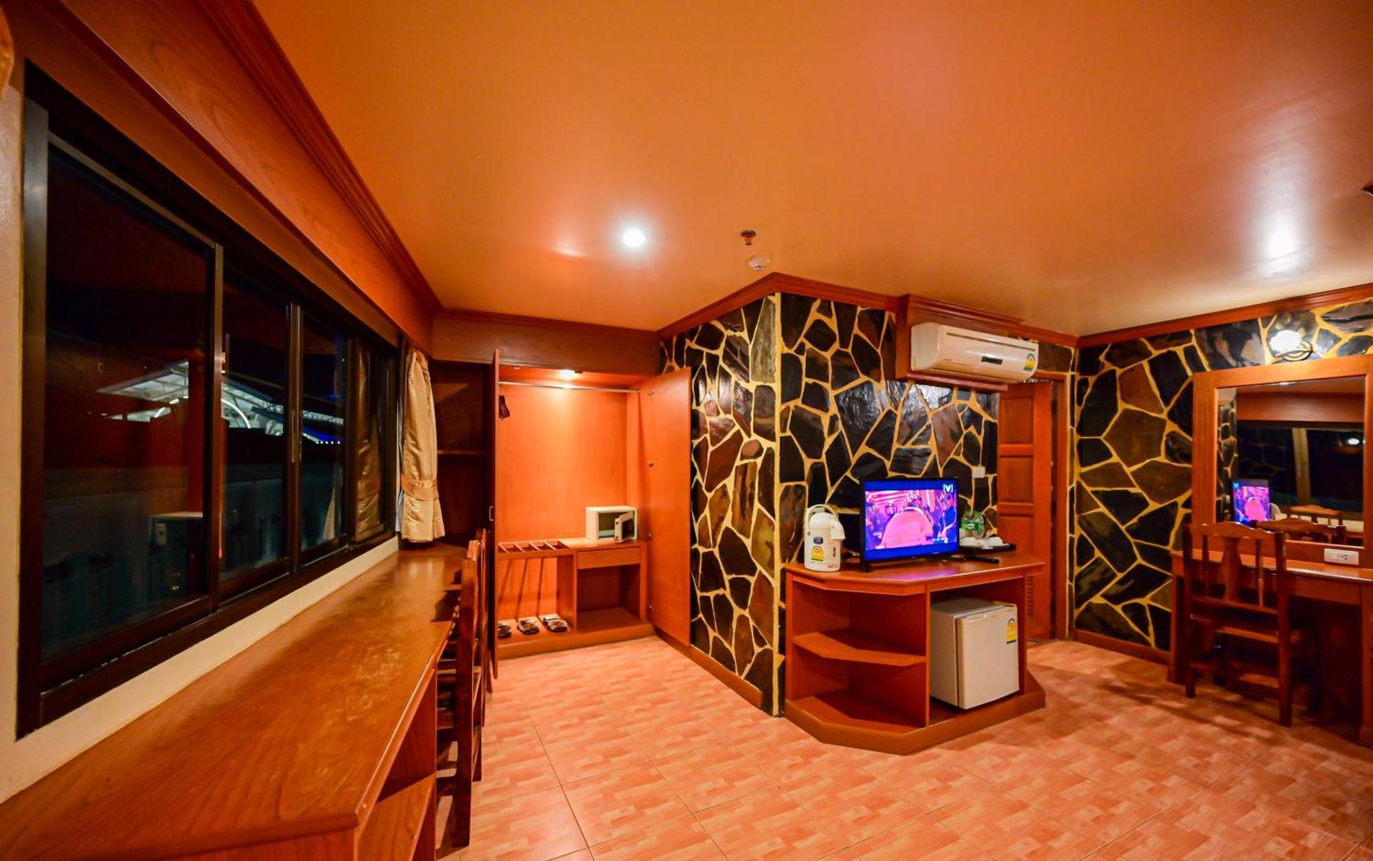 Complex Hotel Patong Esterno foto