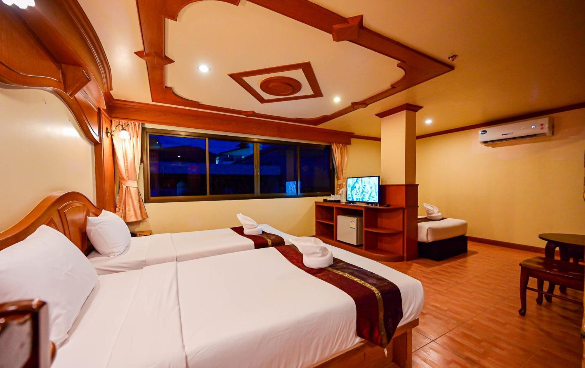 Complex Hotel Patong Esterno foto