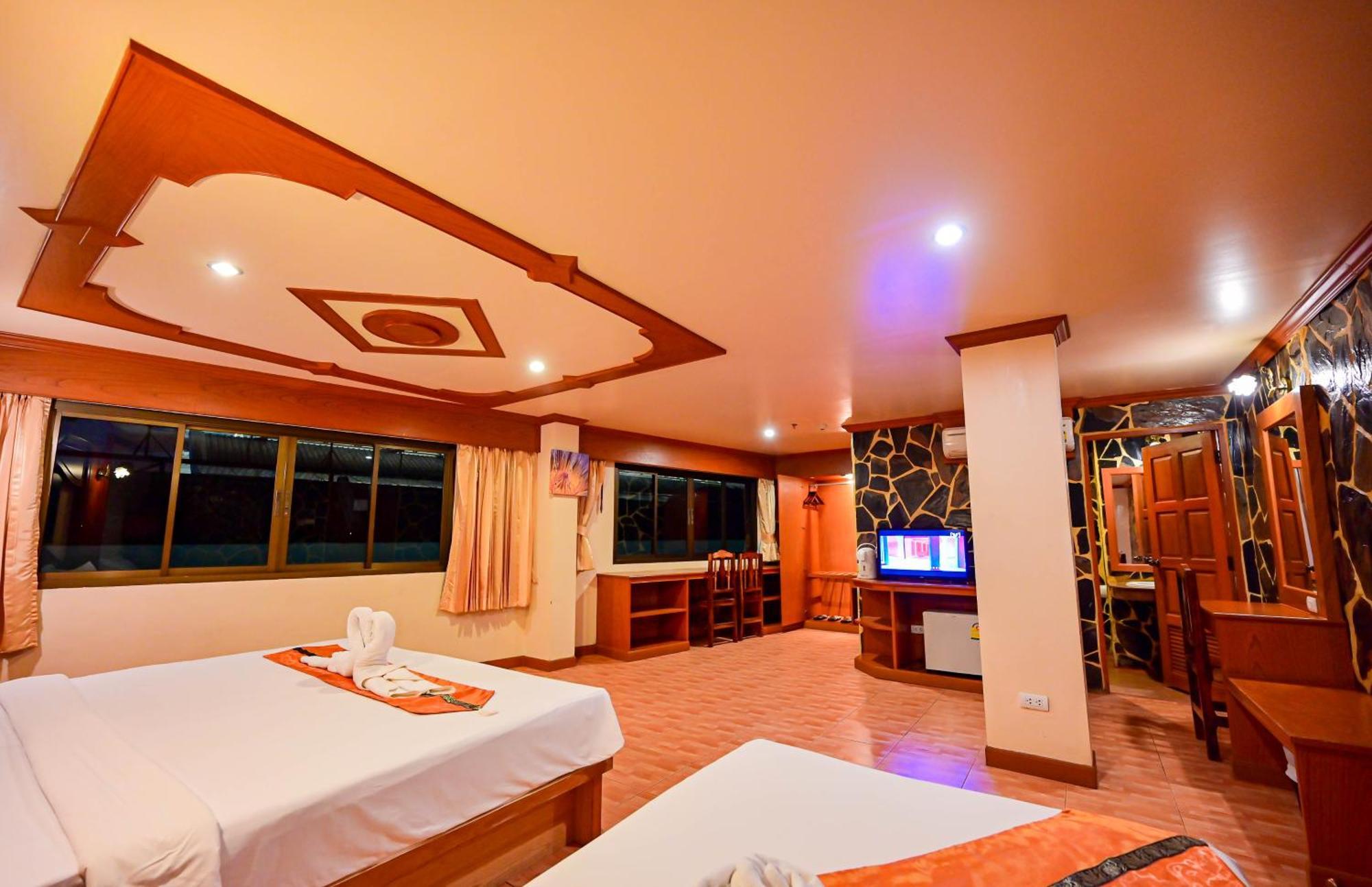 Complex Hotel Patong Esterno foto