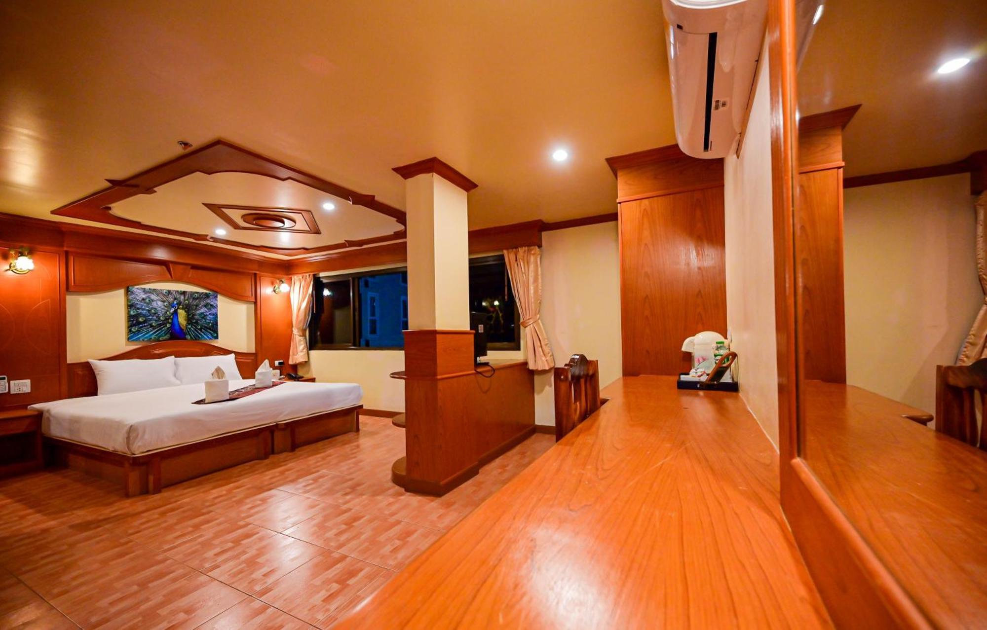 Complex Hotel Patong Esterno foto