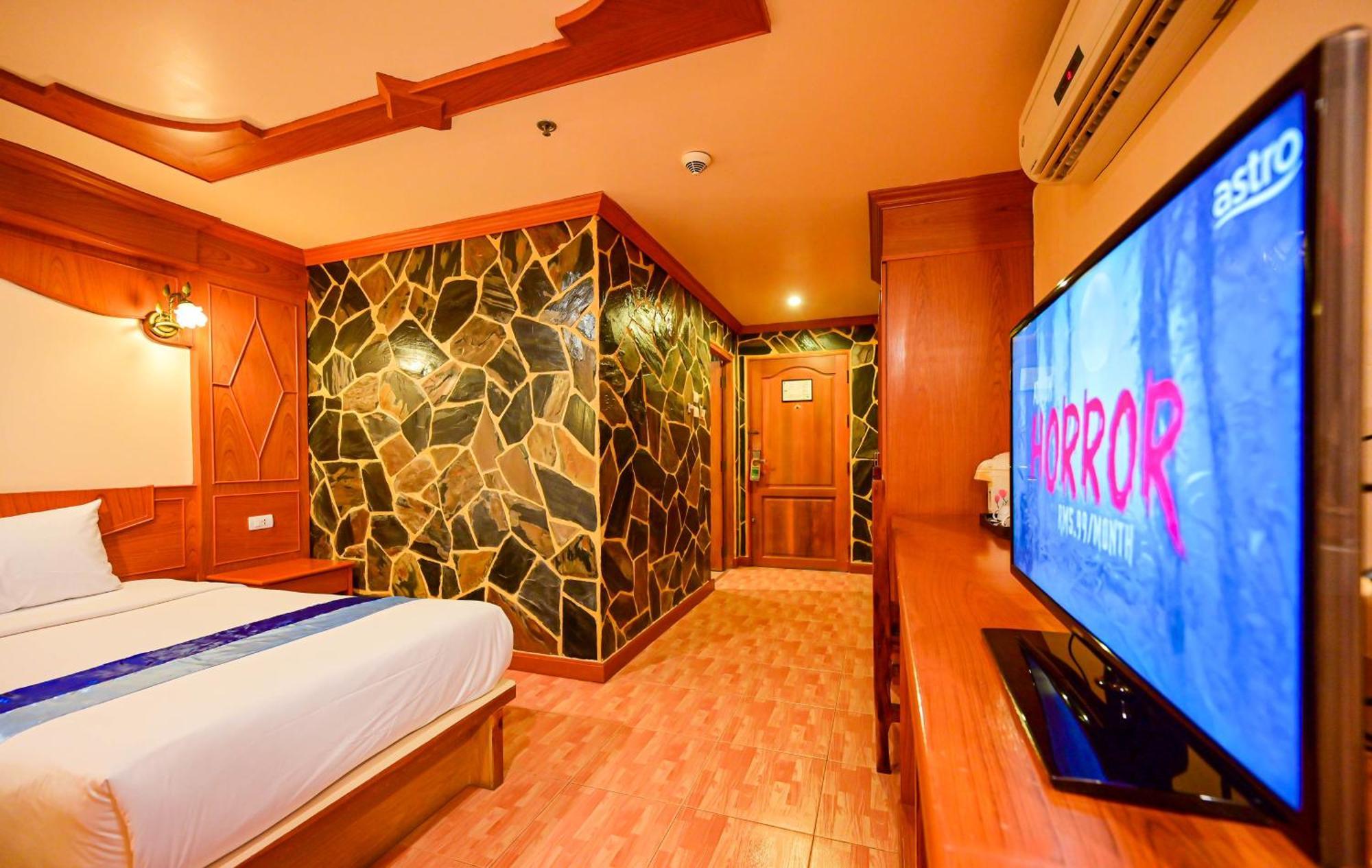 Complex Hotel Patong Esterno foto
