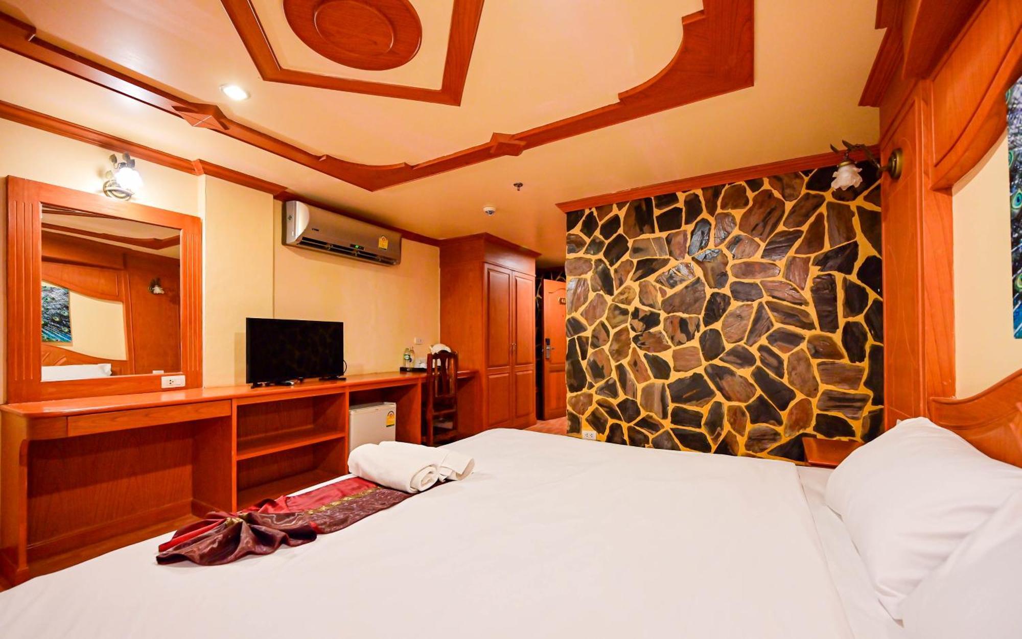 Complex Hotel Patong Esterno foto