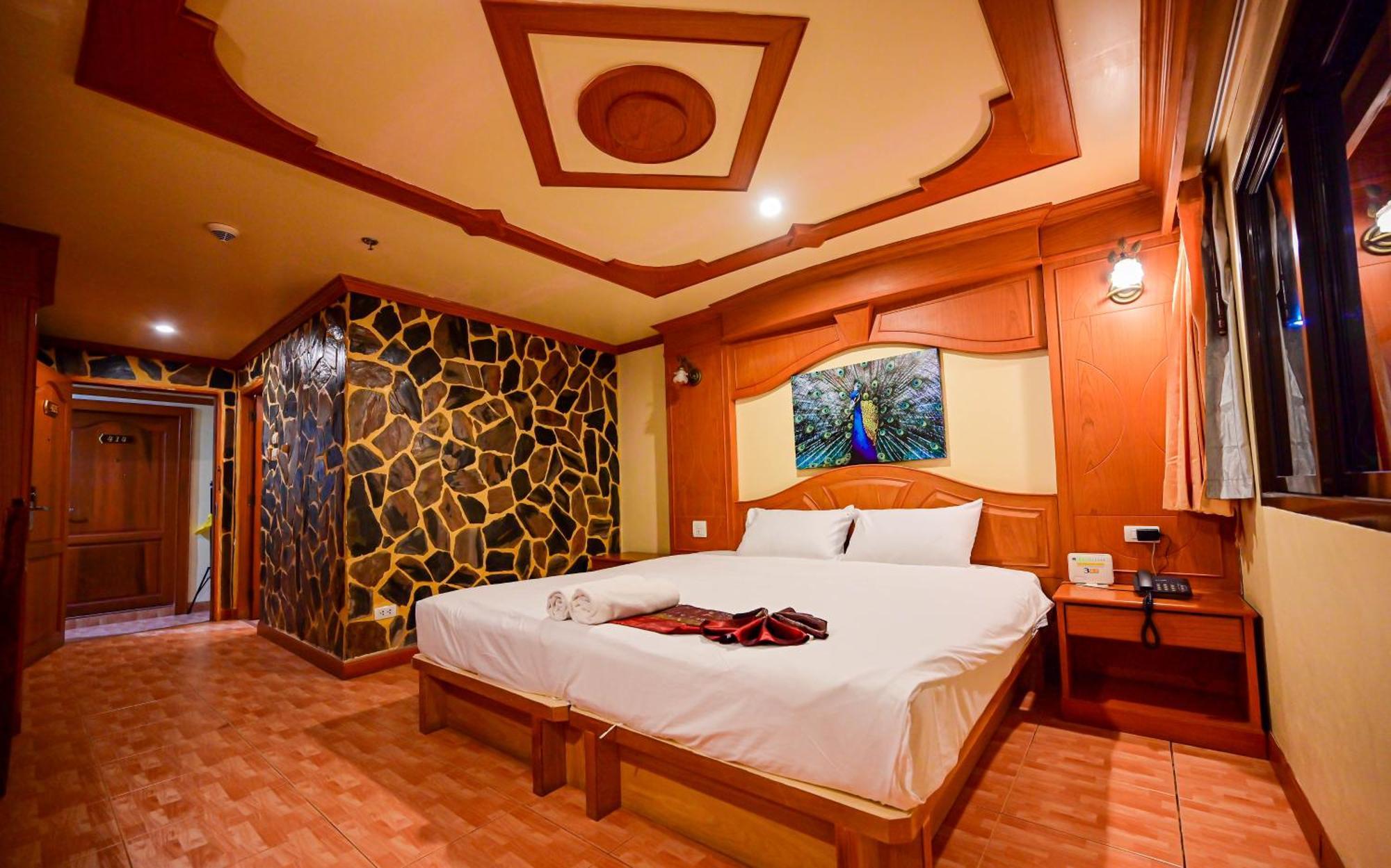 Complex Hotel Patong Esterno foto